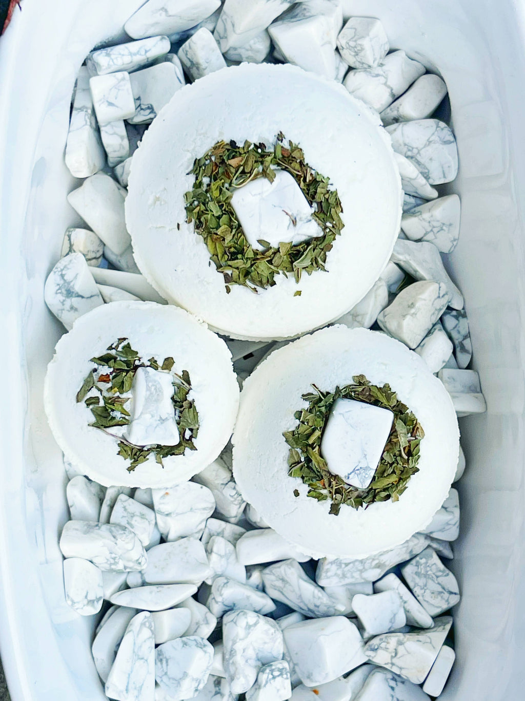 Mini Howlite & Peppermint Bath Bomb with Hemp Seed Oil | Handmade Dye-Free Bath Fizzy